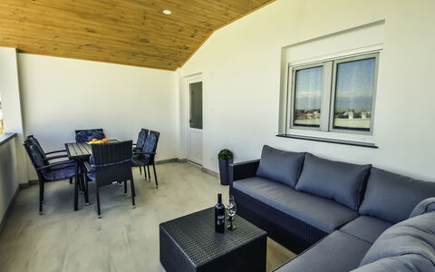 Vir 127: Table, Furniture, Couch, Property, Chair, Picture Frame, Interior Design, Building, Comfort, Living Room