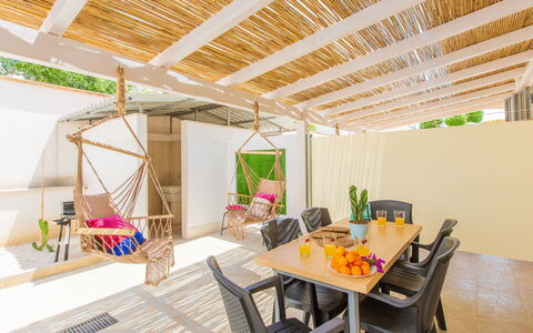 Case Pantanagianni: Table, Furniture, Building, Property, Chair, Interior Design, Wood, Lighting, Architecture, Shade