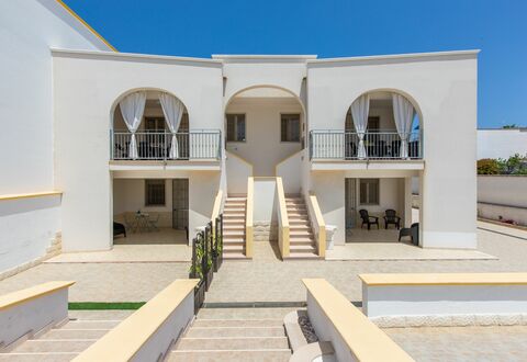 Case Pantanagianni: Sky, Building, Shade, Urban Design, Plant, Residential Area, Facade, Real Estate, Landscape, Apartment