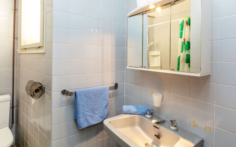 Willis: Mirror, Tap, Plumbing Fixture, Bathroom Sink, Property, Sink, Bathroom, Purple, Green, Azure