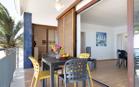 Reus Mediterraneo: Table, Furniture, Flower, Property, Chair, Interior Design, Wood, Shade, Kitchen & Dining Room Table, Flooring