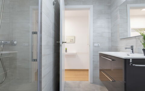 Reus Mediterraneo: Building, Sink, Bathroom, Plumbing Fixture, Shower Head, Tap, Shower, Shower Door, Floor