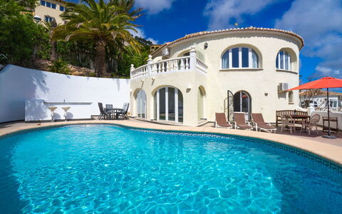 Cielo Azul: Cloud, Water, Sky, Daytime, Property, Building, Swimming Pool, Blue, Plant, Window