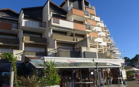 La Pecherie: Sky, Plant, Building, Property, Urban Design, Window, Condominium, Residential Area, Real Estate, Facade