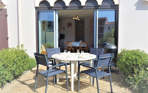 Marina 2: Table, Plant, Furniture, Umbrella, Building, Outdoor Table, Outdoor Furniture, Shade, Tree, Chair