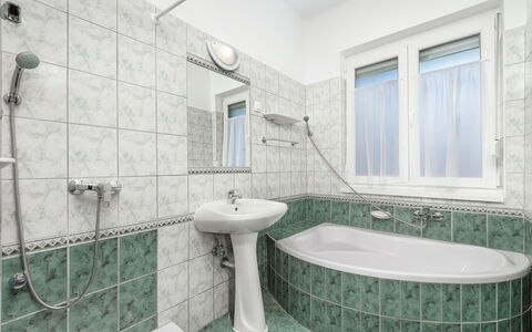 Silver Pinea: Plumbing Fixture, Property, Bathtub, Shower Head, Tap, Building, Window, Bathroom, Shower, Plant