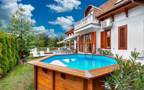 Kamilla: Plant, Cloud, Property, Building, Sky, Window, Swimming Pool, Water, Azure, Tree