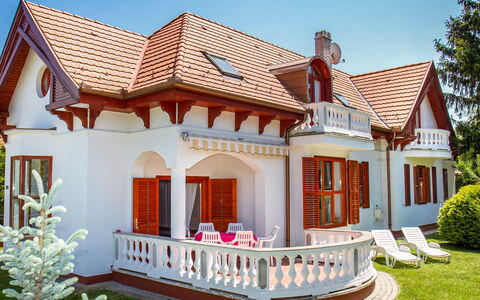 Kamilla: Plant, Sky, Property, Window, Building, House, Tree, Cottage, Residential Area, Wood