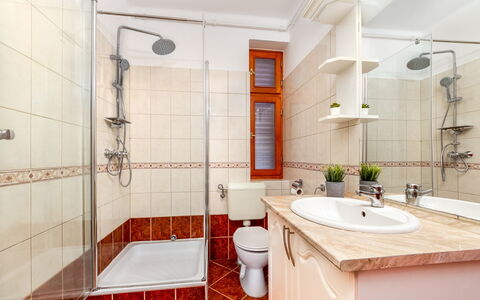 Kamilla: Mirror, Tap, Plumbing Fixture, Sink, Property, Bathroom Sink, Bathroom Cabinet, Building, Shower Head, Bathroom