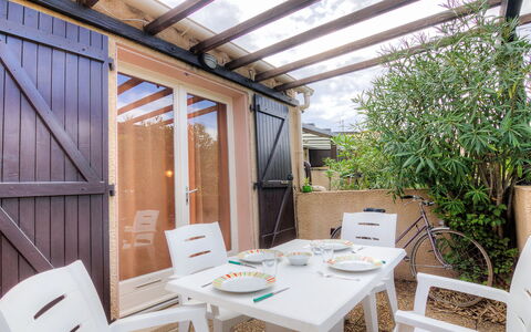Port Sud: Property, Building, Room, House, Real Estate, Interior Design, Home, Furniture, Roof, Design