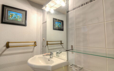 Port Sud: Bathroom, Property, Room, Interior Design, Wall, Tile, Architecture, Tap, Ceiling, Building