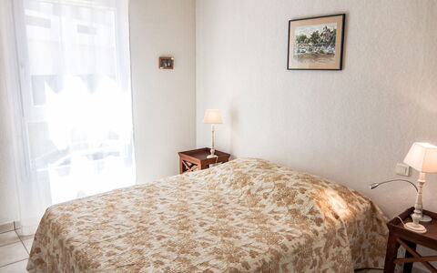 Les Flots Cypriano: Bedroom, Bed, Furniture, Room, Bed Sheet, Property, Bedding, Bed Frame, Interior Design, Wall