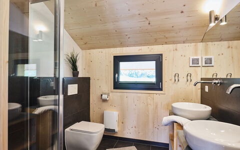 Steinach am Brenner 130: Property, Tap, Mirror, Plumbing Fixture, Sink, Bathroom Sink, Bathroom, Comfort, Lighting, Interior Design