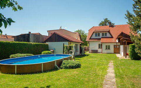 Sudoměřice: House, Roof, Home, Residential Area, Cottage, Garden, Lawn, Backyard, Estate, Shade