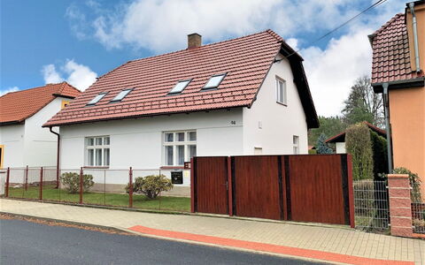 Sudoměřice: Cloud, Plant, Sky, Building, Property, Window, Door, House, Road Surface