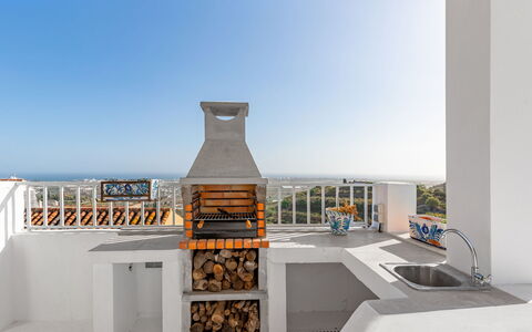 Leonor: Sky, Interior Design, Rectangle, Shade, Window, Real Estate, House, Gas, Facade, Building