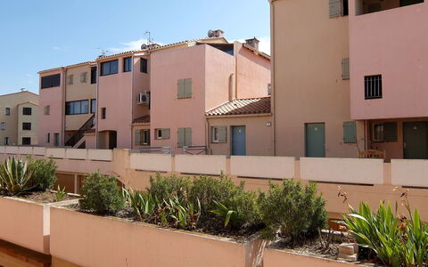 Les Terrasses Fleuries: Plant, Sky, Building, Property, Window, Azure, House, Neighbourhood, Condominium, Urban Design