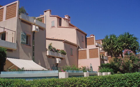 Les Terrasses Fleuries: Plant, Sky, Building, Property, Window, House, Land Lot, Tree, Urban Design, Arecales