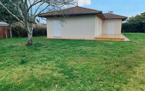 L'Albizia: Sky, Plant, Property, Cloud, Tree, Land Lot, Building, Grassland, Landscape, Grass