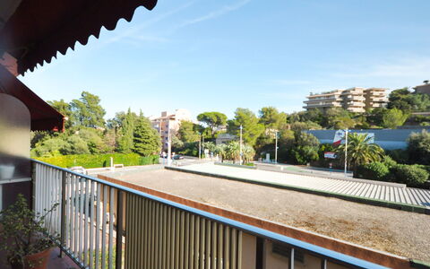 Le Suzy: Building, Property, Furniture, Window, Comfort, Wood, Interior Design, Shade, Floor