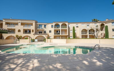 Saint-tropez 170: Water, Sky, Building, Swimming Pool, Azure, House, Window, Plant, Tree, Leisure