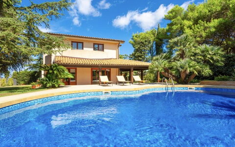 Vittoria: Water, Cloud, Plant, Sky, Building, Property, Swimming Pool, Window, Blue, Azure