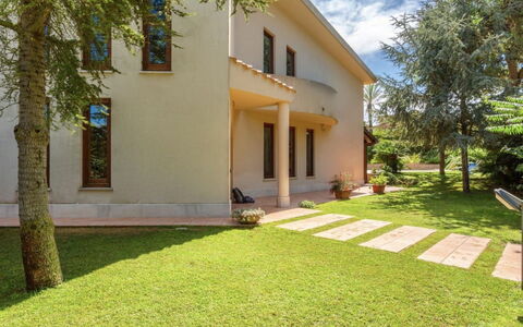 Vittoria: Plant, Building, Window, Tree, Door, House, Cloud, Land Lot, Shade, Sky