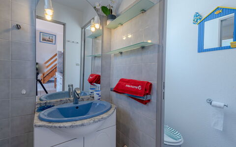 Saint Cyprien 560: Mirror, Tap, Property, Plumbing Fixture, Sink, Building, Azure, Interior Design, House, Bathroom
