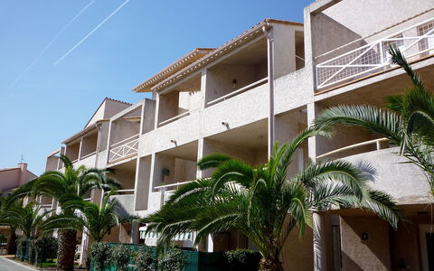 Saint Cyprien 560: Sky, Building, Property, Plant, Window, Azure, Arecales, Tree, Shade, Vegetation