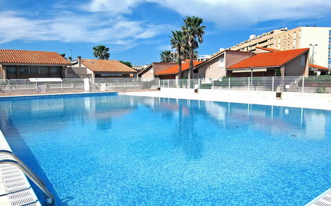 Saint Cyprien 560: Water, Cloud, Sky, Daytime, Property, Swimming Pool, Building, Blue, Azure, House
