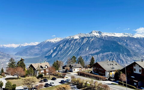 Lisière-Sud a 17: Sky, Mountain, Snow, Building, Natural Landscape, House, Highland, Slope, Plant, Mountainous Landforms