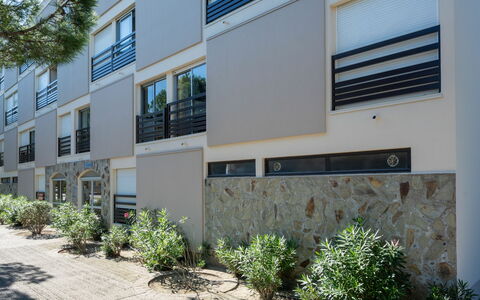 Saint Cyprien 580: Plant, Daytime, Building, Window, Architecture, Land Lot, Urban Design, Rectangle, Line, Shade