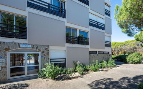 Saint Cyprien 580: Plant, Building, Daytime, Window, Sky, Interior Design, Urban Design, Tree, Neighbourhood