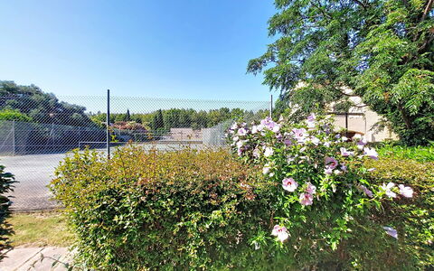 Tennis Résidence: Apartment, Architecture, Residential Area, Condominium, Composite Material, Urban Design, Balcony, Mixed-Use, Shade