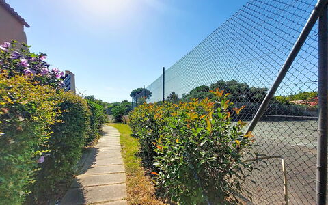 Tennis Résidence: Apartment, Architecture, Residential Area, Condominium, Composite Material, Urban Design, Balcony, Mixed-Use, Shade