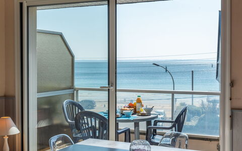 Résidence les Dunes: Table, Water, Furniture, Property, Building, Sky, Chair, Azure, Shade, Window