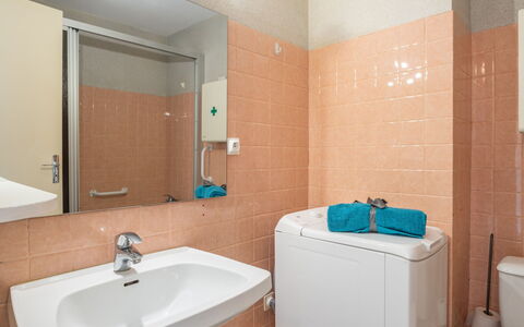 Résidence les Dunes: Mirror, Tap, Sink, Property, Plumbing Fixture, Bathroom, Bathroom Sink, Azure, Interior Design