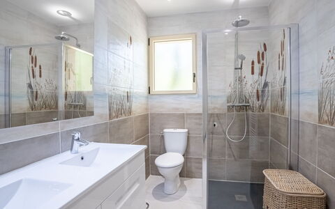 Laouchet: Mirror, Plumbing Fixture, Tap, Sink, Property, Bathroom Sink, Bathroom, Lighting, Interior Design, Purple