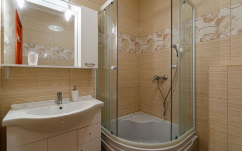 Balatonbereny 600: Plumbing Fixture, Mirror, Shower Head, Tap, Sink, Property, Bathroom Sink, Shower Door, Bathroom
