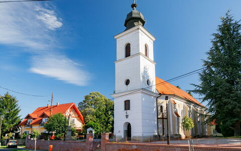 Balatonbereny 600: Sky, Cloud, Building, Plant, Tree, Tower, Window, Neighbourhood, Rural Area, City