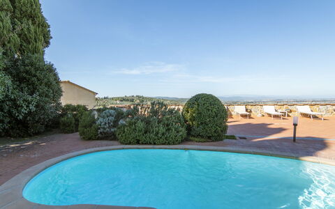 La Smarrita dei Carradori: Water, Sky, Property, Swimming Pool, Plant, Azure, Leisure, Real Estate, Composite Material, Landscape