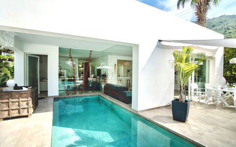 Re di Denari: Water, Plant, Property, Swimming Pool, Flowerpot, Houseplant, Azure, Window, Sky, Building