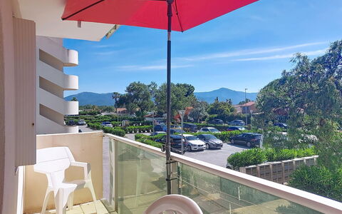 Saint Cyprien 650: Balcony, Condominium, Hotel