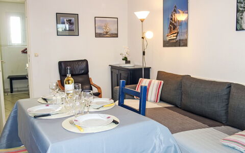 Saint Cyprien 650: Furniture, Interior Design, Flooring, Room, Table, Floor, Lighting, Picture Frame, Couch, Chair