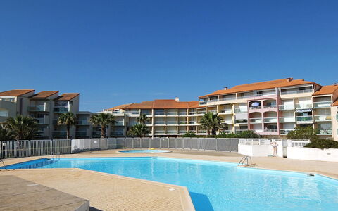 Saint Cyprien 650: Water, Sky, Building, Daytime, Property, Swimming Pool, Azure, Condominium, House, Tree