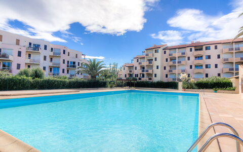 Saint Cyprien 660: Water, Cloud, Building, Sky, Plant, Window, Daytime, Swimming Pool, Azure, House