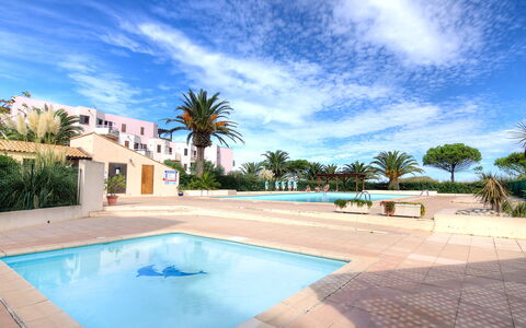 Saint Cyprien 660: Cloud, Water, Sky, Daytime, Property, Plant, Blue, Azure, Building, Tree