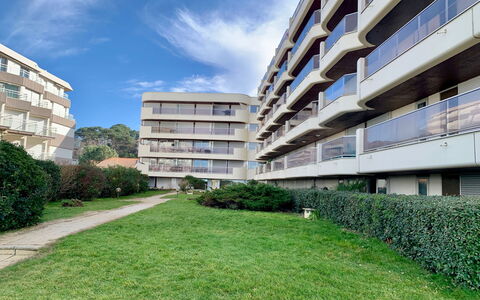 Arcachon 525: Cloud, Plant, Sky, Building, Daytime, Property, Window, Urban Design, Tower Block, Grass