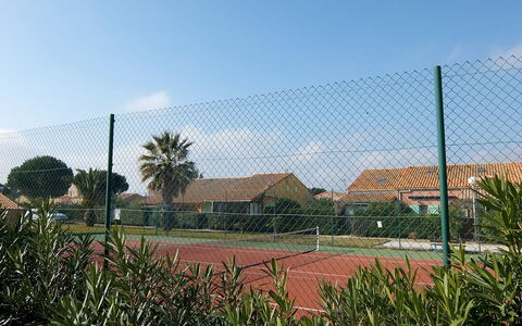 Saint Cyprien 770: Sky, Plant, Tree, Cloud, Fence, Land Lot, Mesh, Wire Fencing, Grass, Building