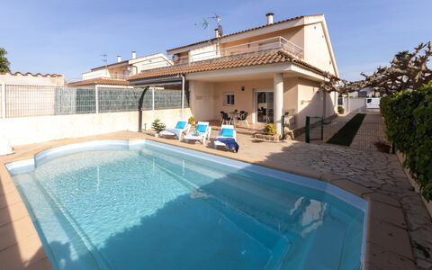 Jenaro: Water, Sky, Building, Window, Plant, Swimming Pool, Azure, Shade, House, Rectangle